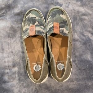 Yellow Box Camouflage Flats